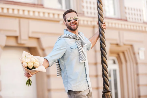 Young man holding bouquet of flowers — Stock Photo, Image