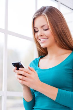 genç bir kadın tutarak telefon