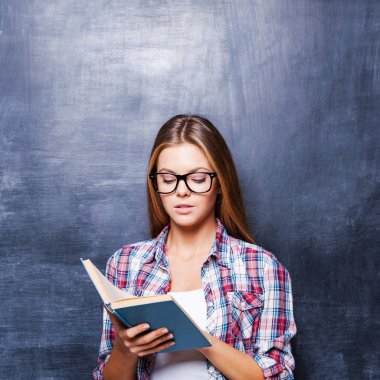 Kitap okuyan genç bir kadın