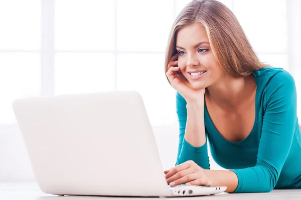 Frau arbeitet am Laptop — Stockfoto