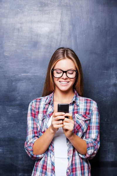 Mladá žena hospodářství telefon — Stock fotografie