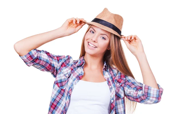 Giovane donna che si tiene per mano sul cappello — Foto Stock