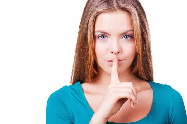 Młoda kobieta trzymając palec na ustach — Zdjęcie stockowe