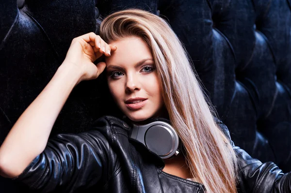 Woman with make up and in headphones — Stock Photo, Image