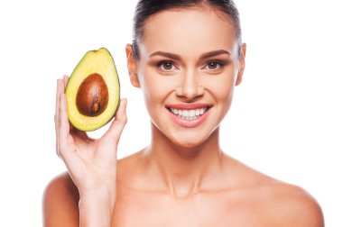 Genç üstsüz kadın holding avokado