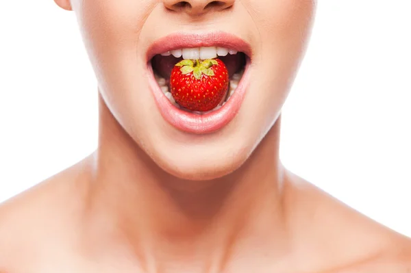 Shirtless woman holding strawberry in mouth — Stock Photo, Image