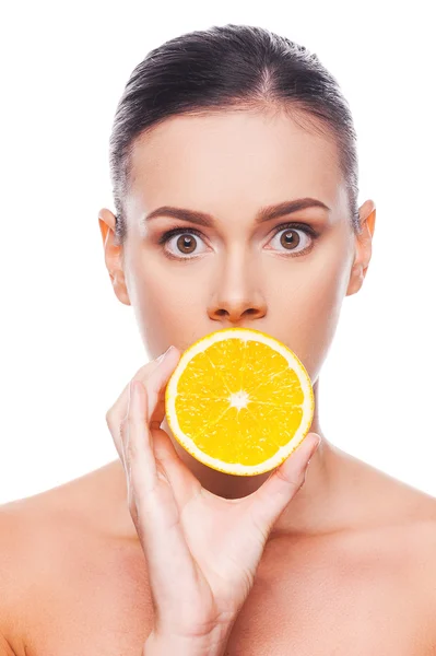 Woman holding piece of orange — Stock Photo, Image