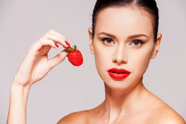 Woman holding strawberry in her hand — Stock Photo, Image