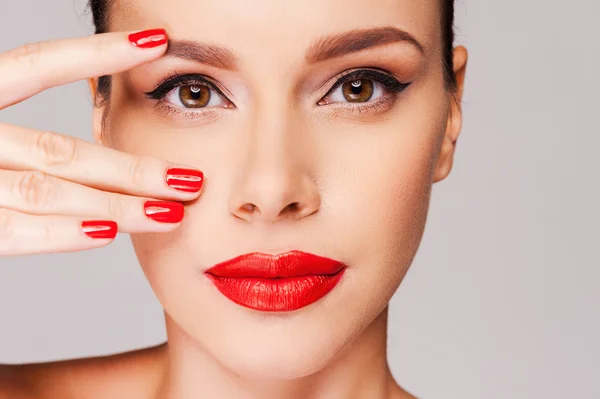 Hermosa mujer con manicura roja — Foto de Stock