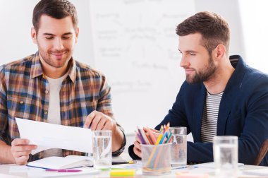 projede çalışan iş adamları.