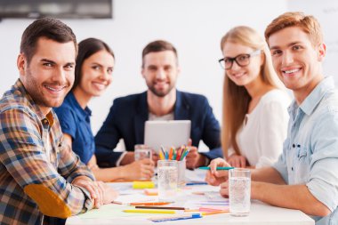 ділові люди, які сидять за столом