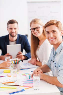 neşeli iş adamları grubu