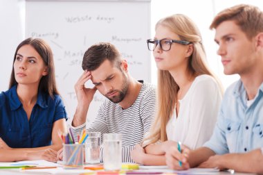 Kafa dokunmadan depresif genç adam