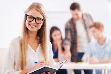 Not defteri tutan kadın