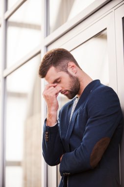 Hüsrana uğramış genç adam.