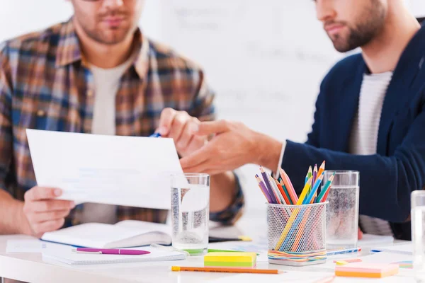 Geschäftsleute arbeiten an Projekt — Stockfoto