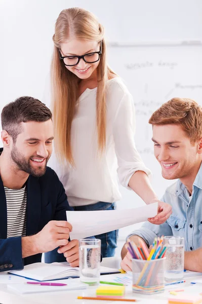 Selbstbewusste Geschäftsleute diskutieren Projekt — Stockfoto