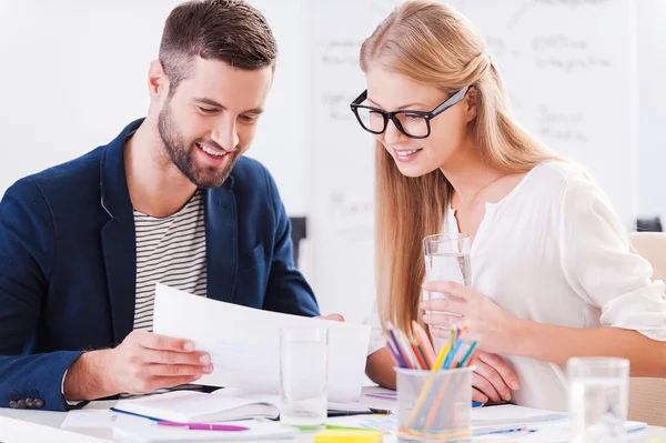 Geschäftsleute diskutieren über Vertrag — Stockfoto