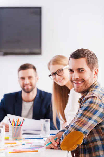 Drei fröhliche Geschäftsleute — Stockfoto