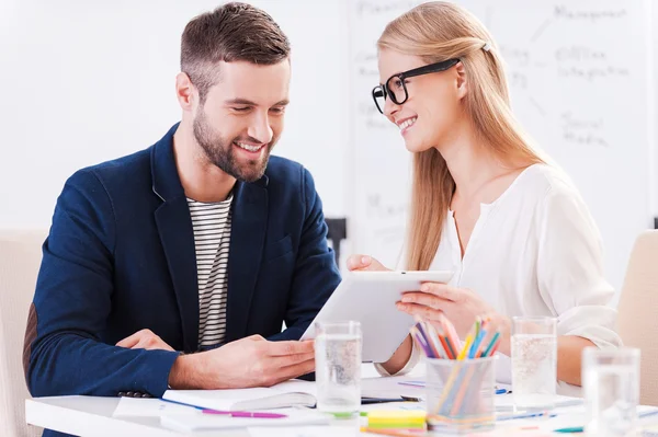 Twee mensen uit het bedrijfsleven vertrouwen — Stockfoto