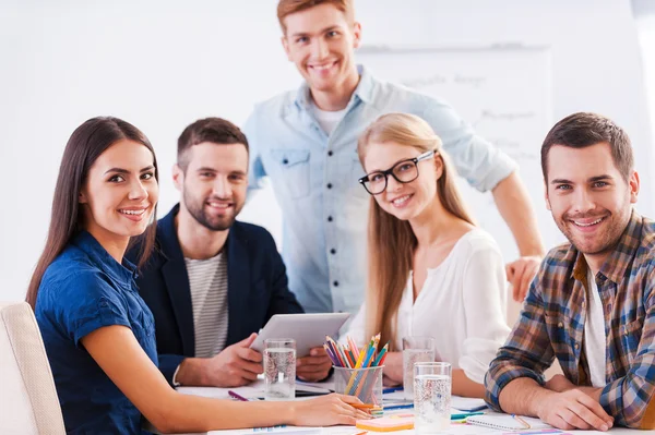 Gruppe glücklicher Geschäftsleute — Stockfoto