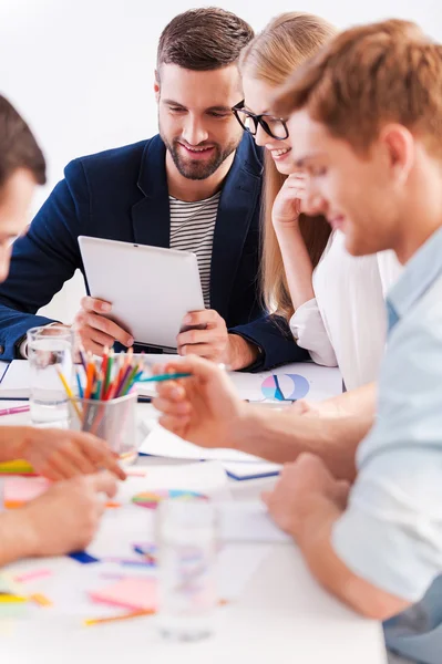 Grupo de gente alegre de negocios — Foto de Stock