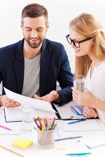 Selbstbewusste Geschäftsleute diskutieren etwas — Stockfoto