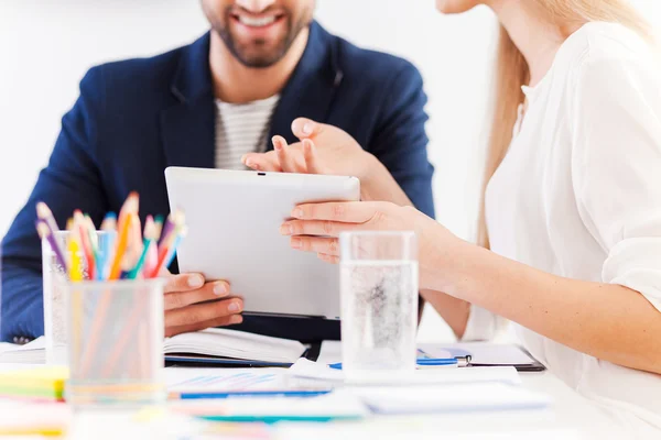 Mensen uit het bedrijfsleven kijken naar digitale Tablet PC — Stockfoto