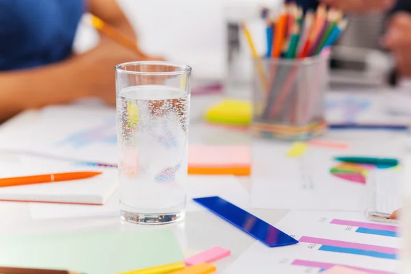 Bureau aanbod op tafel te leggen — Stockfoto