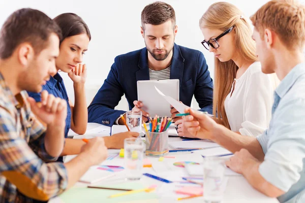 Gruppe selbstbewusster Geschäftsleute — Stockfoto