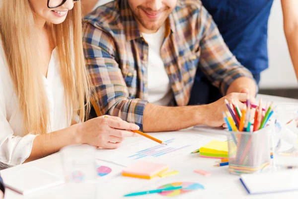 Gente de negocios discutiendo algo — Foto de Stock