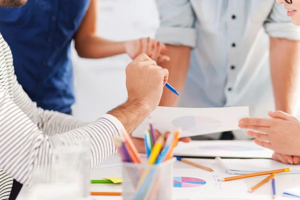 Gente de negocios discutiendo algo — Foto de Stock