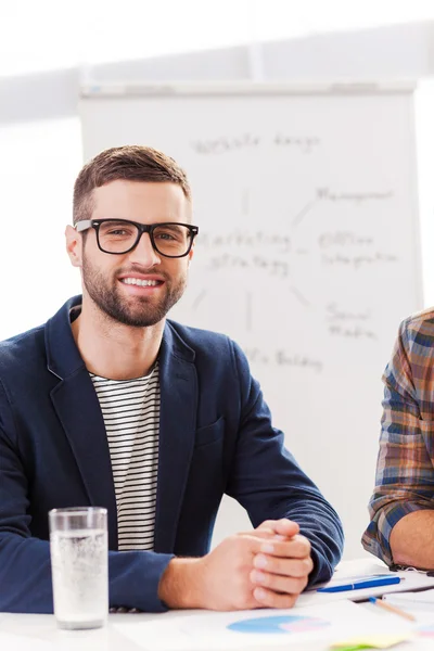 Selbstbewusster und kreativer junger Mann — Stockfoto