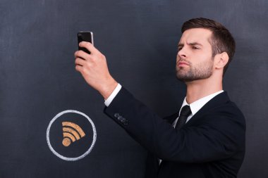Telefon tutarak ve Internet bağlantısı için arayan genç adam