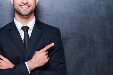 Kopya alanı üzerinde işaret eden adam