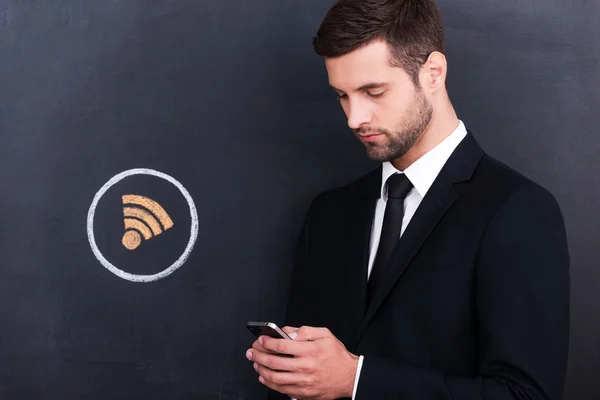 Man holding telephone — Stock Photo, Image