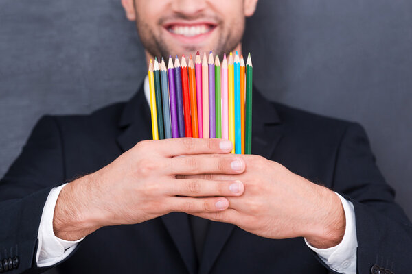 Lápices de colores en manos de hombres de negocios — Foto de Stock