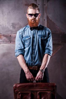 Adam bir bavul tutan güneş gözlüğü
