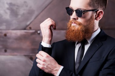 Genç adam kollarını ayarlama