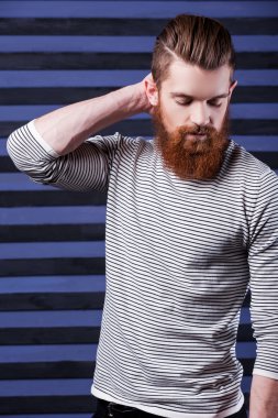 Sakallı yakışıklı genç