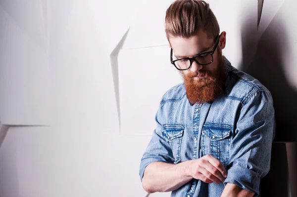 Bearded man rolling up sleeves — Stock Photo, Image