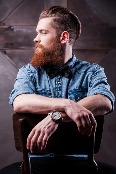Бородатый человек смотрит в сторону — стоковое фото