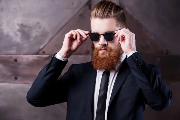 Hombre poniéndose gafas de sol —  Fotos de Stock