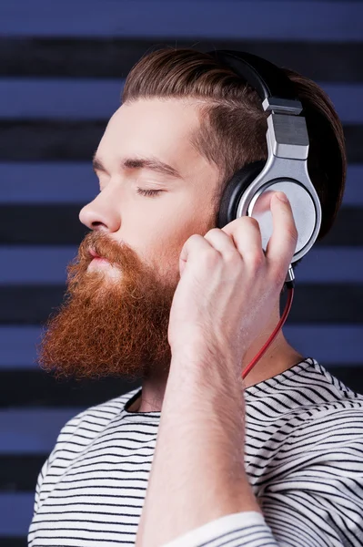 Homem barbudo em fones de ouvido — Fotografia de Stock