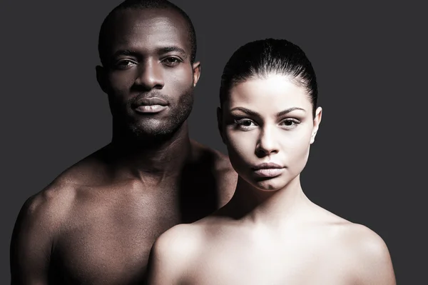 光着膀子的非洲男人和白人女人 — 图库照片