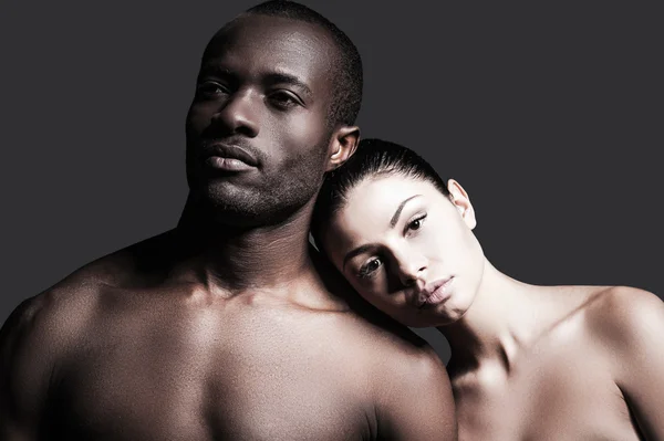 African man and Caucasian woman bonding to each other — Stock Photo, Image