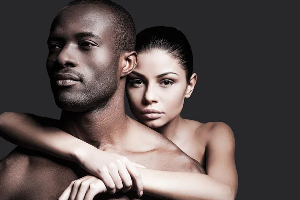 Caucasian woman bonding to African man — Stock Photo, Image