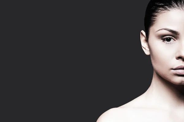Gömleksiz genç kadının yarım yüz — Stok fotoğraf