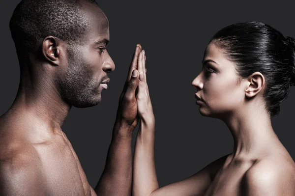 Uomo africano e donna caucasica — Foto Stock