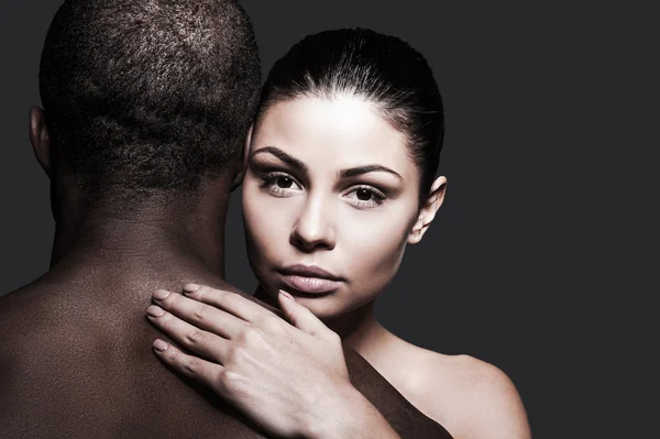 Kaukasische vrouw knuffelen zwarte man — Stockfoto